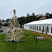 Leseno imitacijo smreke bodo lahko po praznikih zložili, 
pospravili in prihodnje leto ponovno uporabili.