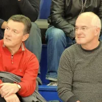 Pomembnost tekme v Domžalah sta z navzočnostjo na 
tribuni potrdila tudi prvi mož Splošne plovbe Egon Bandelj 
(desno) in predsednik kluba Alojz Jurjec.