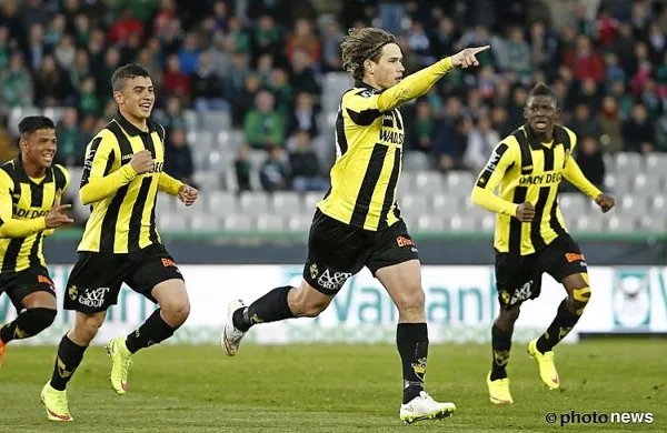 Etien Velikonja (v sredini) je v letošnji sezoni dosegel  enajst 
golov v belgijski drugi ligi.