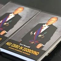 Karl Bonutti je napisal knjigo spominov z naslovom Med 
izbiro in zgodovino spomini goriškega Slovenca