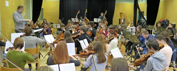 Glasbeniki se pridno pripravljajo na veliki koncert, ki bo  na božični dan v Galussovi dvorani Cankarjevega doma.