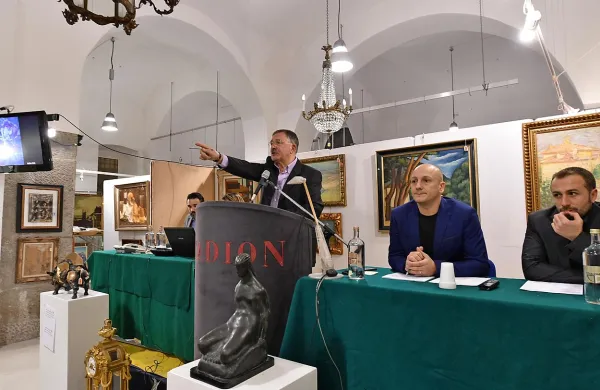 Vodja dražbe Adriano  Princival  je nizal imena  avtorjev umetnin  in izklicne cene,  v dvorani  pa so se  dvigovale lopatke s 
številkami dražiteljev.
