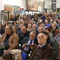 Dvorana, v kateri so dražili umetniške slike slovenskih avtorjev, je bila polna do zadnjega kotička.