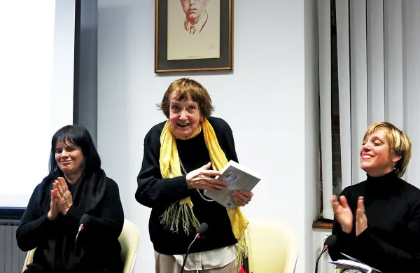 Jolka Milič (v sredini) je bogato slovensko-italijansko antologijo naše sodobne poezije predstavila 
s sourednico Mariano Antoni (levo) in  direktorico Kosovelove knjižnice Sežana Magdaleno Svetina Terčon. 