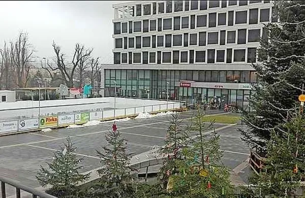 Na trgu pred hotelom Kras je bilo včeraj že vse pripravljeno za 
prižig praznične okrasitve in odprtje drsališča, ki bo danes 
oživil center mesta.