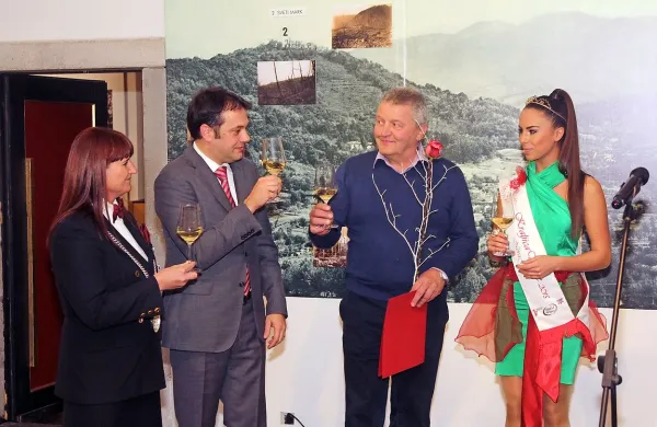 Županova je letos bela fantazija