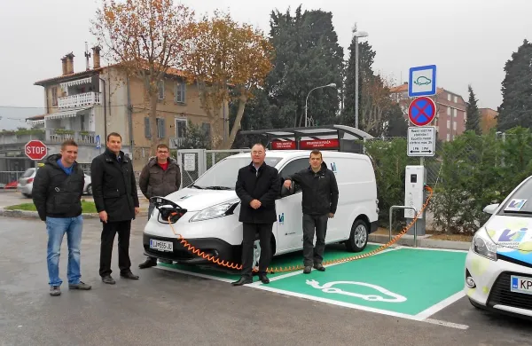V izolski občini so  bogatejši za prvo javno elektro-polnilno 
postajo, ki so jo uredili  na parkirišču pri ladjedelnici.