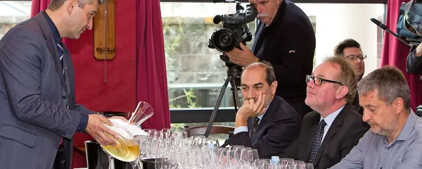 Tako kot vsako leto je en sodček kupila tudi Banka Koper. Predsednik in 
član uprave, Giancarlo Miranda in Aleksander Lozej (sedita z leve), sta se 
odločila za shiraz z Debelega rtiča.