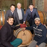 Doslej so na vseh licitacijah vsaj en sodček kupili Jezerškovi, 
letos so se odločili za dva.  Stojijo (z leve) Luka, Franc in Jure, 
sedita pa Martin in Rok.  