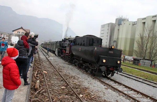 Miklavžev vlak je s parno lokomotivo sopihal od Ajdovščine 
do Nove Gorice in nazaj.