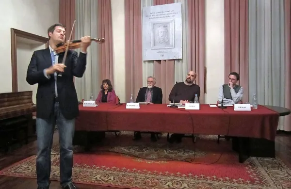 Predstavitev trijezičnega zbornika, ki prinaša strokovne prispevke o začetkih in razvoju spomeniške službe v Istri, je 
z radoživimi skladbami Giuseppeja Tartinija pospremil violinist Žiga Faganel.