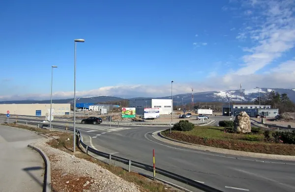 Za gradnjo poslovnih objektov v obrtni coni Risnik v Divači se 
zanima osem zasebnikov, vendar se ločitveni upniki že od 
avgusta niso odločili, ali bi pristali na njihove cene.  