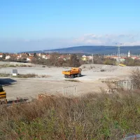 Izolan Igor Krumpak, lastnik podjetja IGT, bo po skoraj 
desetih letih nadaljeval z urejanjem svoje obrtne cone v 
Divači, vendar bo število poslopij za obrtnike  zmanjšal za 
polovico. 