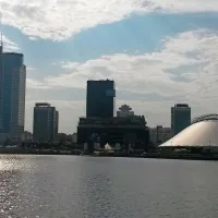 Beloruska prestolnica Minsk  ima odlično infrastrukturo - tudi 
športno. Desno je kupola ledene dvorane. 
