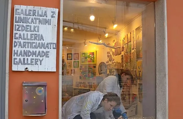 Pomoč mladih aranžerk za lep&scaron;e koprske vitrine