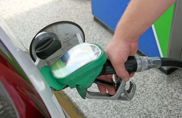 Bencin bo od torka dražji, dizel pa cenejši.