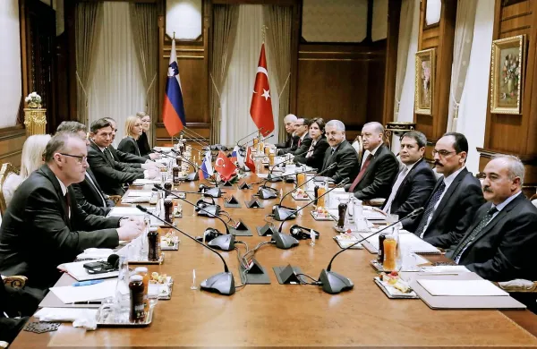Moskva je vpletenosti v tovrstno trgovanje z nafto obtožila 
turškega predsednika Recepa Tayyipa Erdogana in njegovo 
družino. V Ankari so na te očitke odgovorili z obtožbami, da je 
v nezakonito trgovanje z nafto IS dejansko vpletena Rusija.
