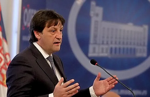 Srbski premier Aleksandar Vučić je danes odstavil obrambnega ministra Bratislava Gašića zaradi seksistične opazke 
novinarki televizije B92.