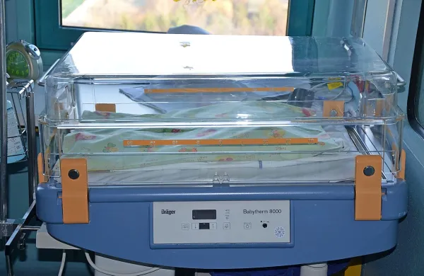 Bolj zrele nedonošenčke  dajo  v ogrevano posteljico, saj 
potrebujejo le malo podpore.