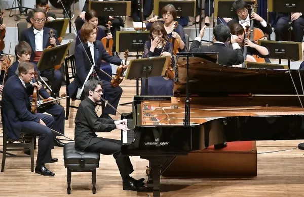 Pianist Aleksander Gadžijev slavi  na Japonskem