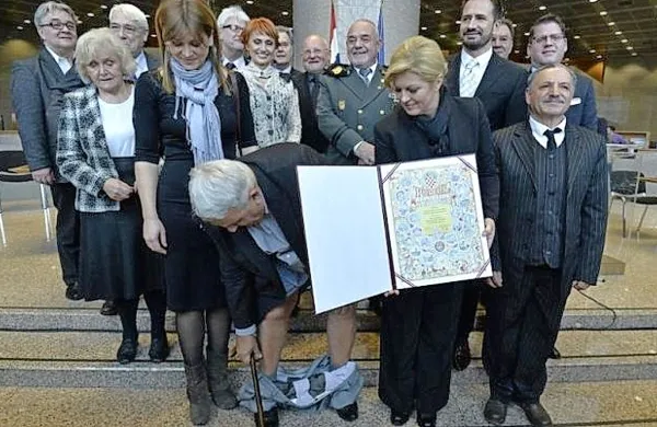 Ob skupnem fotografiranju članov HHO z Grabar-Kitarevićevo so predsedniku HHO Ivanu Zvonimirju Čičku zdrsnile hlače na tla, tako da je poziral v spodnjicah.