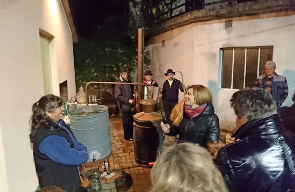 V Pliskovici so tudi letos skupaj s sosedi iz Zgonika skuhali šnopc prijateljstva.