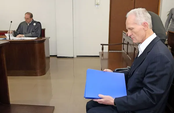 Celjska okrožna sodnica Romana Gradič je danes v ponovljenem sojenju v zadevi Betnava nekdanjega ekonoma 
mariborske nadškofije Mirka Krašovca obsodila na tri leta 
zapora.