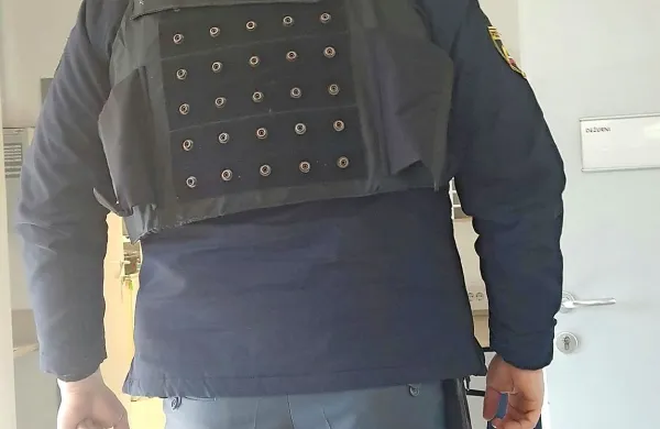Neprebojni jopiči, ki so jih policisti dobili od vojske, so prekratki in nevarni.