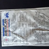 Etiketa neprebojnega jopiča priča, da so ga v ZDA sestavili in 
sešili daljnega avgusta 1991. 