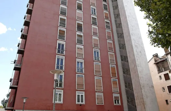 Desetnadstropni Tomosov blok, delo arhitekta Eda Mihevca, 
so zgradili pred 57 leti. V njem so bivali delavci,  zaposleni v  
Tomosu.