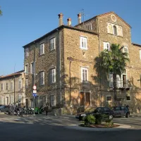 Renesančno palačo De Belli so postavili v drugi polovici 16. 
stoletja. Skupaj s palačo Belgramoni Tacco v Kidričevi ulici je 
ena od prvih poskusov oblikovanja velikih plemiških palač v 
Kopru, na prehodu iz renesanse v barok.
