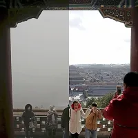 Peking v smogu in Peking na lep sončen dan.