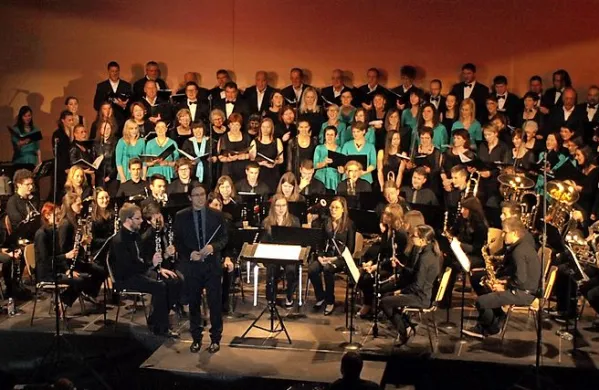 Pihalni orkester Komen je tokrat na tradicionalne decembrske koncerte privabil še  mešana pevska zbora Cominum in 
Senožeče. 
