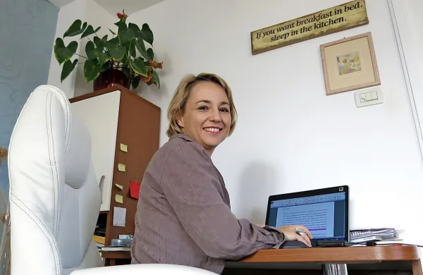 Breda Biščak: “To je knjiga, ki jo težko odložiš, saj 
te zgodba in način pripovedovanja vlečeta naprej, 
obenem pa je v podtonih tako gosta, da jo 
preprosto moraš odložiti, če želiš zadihati in 
premisliti o prebranem.”