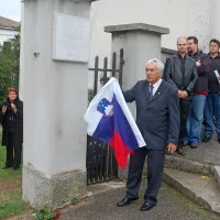 Pesniku in pisatelju Stanku Vuku so  12. novembra 2012, ob 
stoletnici njegovega rojstva, v Mirnu postavili spominsko 
ploščo.