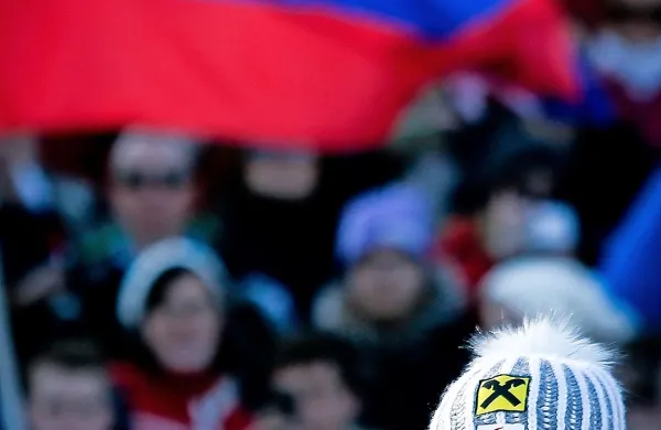 Avstrijska smučarka Anna Fenninger je napovedala, da se bo 
smučarski karavani svetovnega pokala alpskih smučark 
pridružila povsem na začetku prihodnje sezone, na veleslalomski premieri leta 2016 v Söldnu.