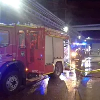 Gasilci so vodo za gašenje črpali iz svojih cistern, zaposleni 
pa so gasili s pomočjo hidrantnega omrežja.