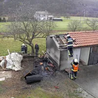 V Gornjih Vremah je zagorelo ob sušilnici mesa, plameni pa 
so delno uničili tudi sušilnico.
