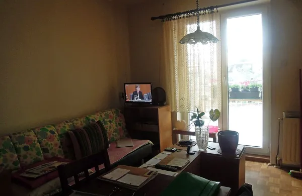 Za to sobo s kopalnico plačuje 70 evrov najemnine, greje pa 
se v trgovskih centrih.