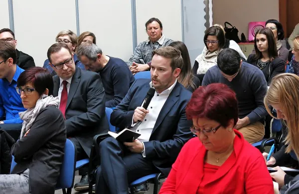 Anomalij je na medijskem področju veliko in preveč, so 
poudarili ustvarjalci radijskih in televizijskih programov ter 
tiskanih medijev.