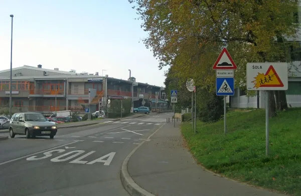 Liminjanska cesta je polna opozoril, naj bodo vozniki pazljivi 
in vozijo počasi; občasno se jim pridruži še premični radar.  