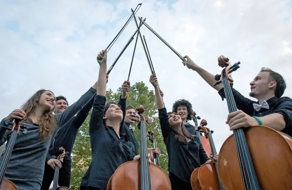 Sedem osmin razigranega ansambla violončelistov 