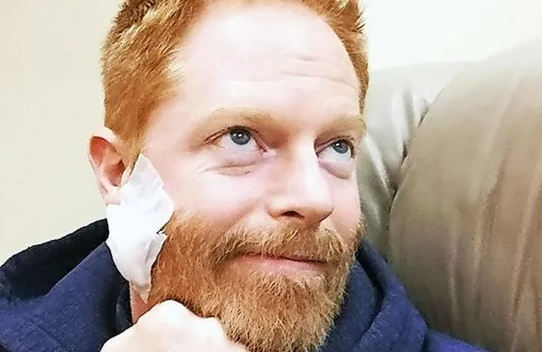 Jesse Tyler Ferguson v Sodobni družini igra geja Mitchella 
Pritchetta.