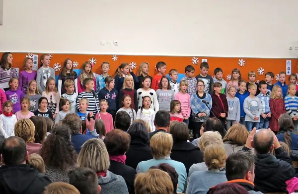 Pred otvoritvijo dobrodelnega sejma so zapeli tudi šolski 
zbori pod vodstvom zagnanega mentorja Uroša Ceja.