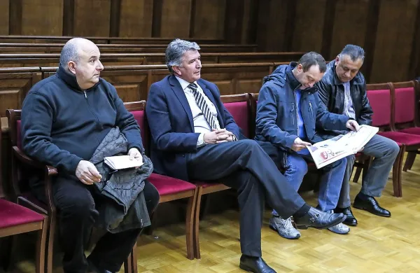 Na zatožno klop so februarja letos sedli (z leve) Georg in 
Tomislav Klokočovnik, Henrik Stanjko in Martin Đerđaj. 
Računovodja Stanjko je takrat priznal ponarejanje listin, 
sodišče ga je obsodilo na 240 ur dela v splošno korist, brata 
Klokočovnik in Đerđaj pa krivdo zanikajo.