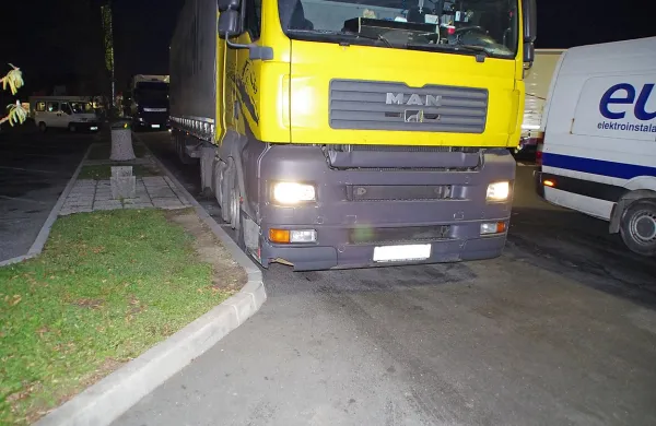 Policisti Postaje prometne policije Maribor so včeraj popoldne na avtocesti Maribor-Ljubljana na počivališču Tepanje 
ustavili 60-letnega voznika tovornega vozila - vlačilca. 