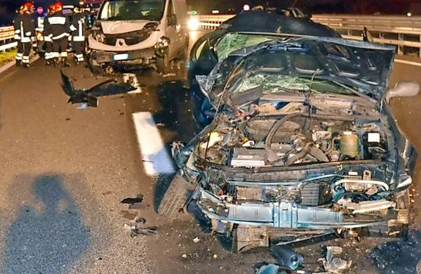 V verižno trčenje je bilo vpletenih pet avtomobilov ter kombi 
in tovornjak.