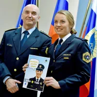 “Sem zvezda ... ne mečem petard. Bodi zvezda tudi ti,” je 
včeraj pozvala smučarska zvezda Tina Maze, ob njej Daniel 
Jug z uprave uniformirane policije. 