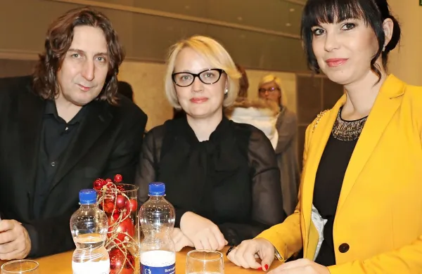 Na dogodku so se srečali (z desne) Adrijana Krajnc Vasović iz 
Avditorija Portorož, prva dama koprskega turizma Tamara 
Kozlovič ter glasbenik, organizator prireditev in radijec Iztok 
Novak - Easy.