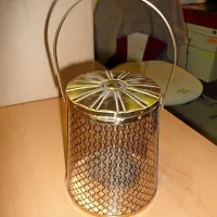 Stara svetilka? Ne, ženska torbica z drobižnico.